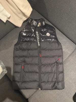 Moncler väst  - Fin moncler väst som är jätte snygg och är i storlek S. Den är perfekt nu nör våren kommer och passar till många olika stilar.