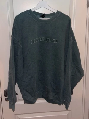 Grön sweatshirt från Iets Frans - Mysig grön sweatshirt från Iets Frans med tryckt logga på bröstet. Oversized passform och ribbade muddar vid ärmslut och nederkant. Tillverkad i mjukt bomullsmaterial som är perfekt för chill dagar. Enkel och stilren design som funkar till det mesta.