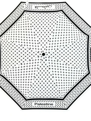 Palestina keffya Paraply med palestina-mönster/ ny förpackning  - Snyggt paraply med svartvitt palestina-mönster och texten 'Palestine' på kanten. Paraplyet har ett grafiskt rutmönster och detaljer i svart, vitt och lite grönt och rött. Perfekt accessoar för regniga dagar och för dig som vill sticka ut.