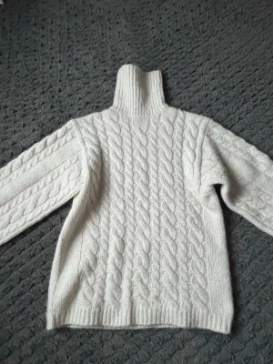 Vit stickad polo tröja - En väldigt härlig stickad och tjock polo tröja i storlek xs som jag har köpt från Vinted, men det är ifrån Primark från början. Jag skulle säga att den sitter lite större än en XS jag skulle säga S. Skriv vid frågor!☺️