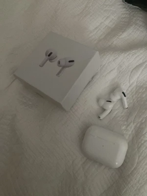 Hörlurar - De har brusreducering, lite läckage men annars bra. 