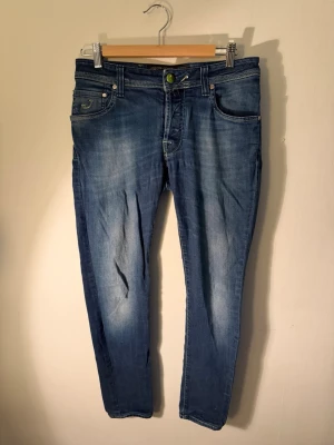 Jacob Cohën jeans - 1 par riktigt feta jacob cohen jeans i mycket bra skick. Jeansen är i storleken 31/31, nypris: 5999kr. Tveka inte på att höra av er om ni har några funderingar!