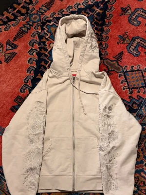 Supreme Rhinestone Zip Up Hoodie (SS22) - Tan - Säljer min Supreme Rhinestone Zip Up från Spring/Summer 2022. En av de mest detaljerade hoodies Supreme har släppt, med tung brodyr och infällda rhinestones över hela tröjan.
