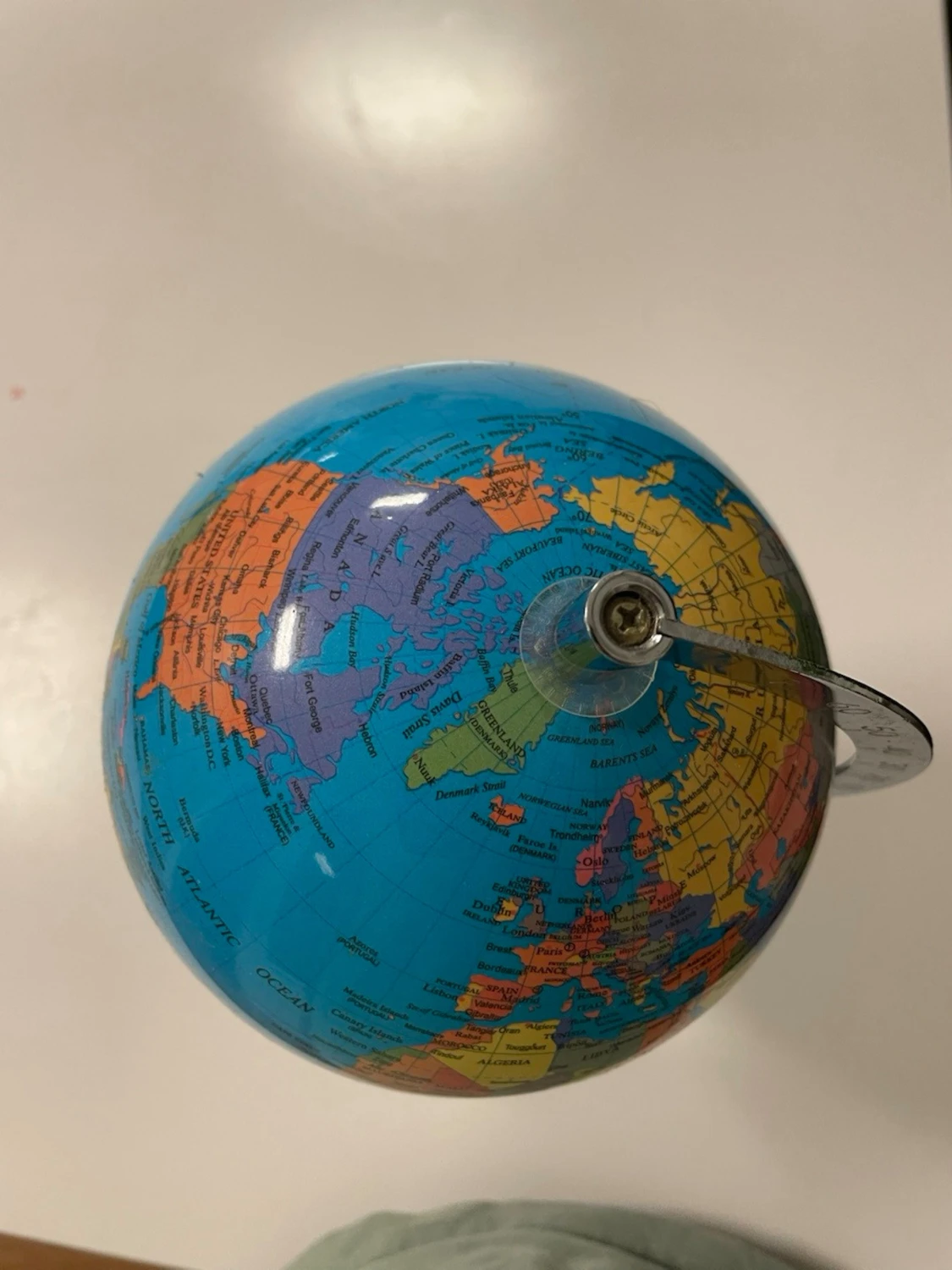 Färgglad jordglob med metallfot - 2