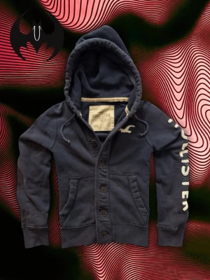 Mörkblå Hollister Kofta (Sällsynt) - Sällsynt Mörkblå Hollister Kofta | mycket bra skick | Size S/M | Längd: 64cm Bröstvidd: 54cm Armlängd: 66cm | Modell, 178cm 60kg | Lägg endast bud med avsikt att köpa, inga fördröjning! | Pris är inte hugget i sten!