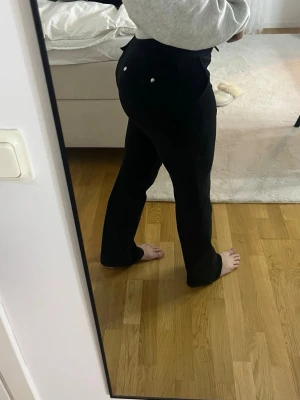 Juicy couture byxor - Säljer dessa juicy couture mjukis byxorna eftersom de ej kommer till användning längre. Skicket är bra och byxorna är EJ slitna eller uttöjda. Storleken säger XXS, men jag brukar bära XS/S så de funkar . 