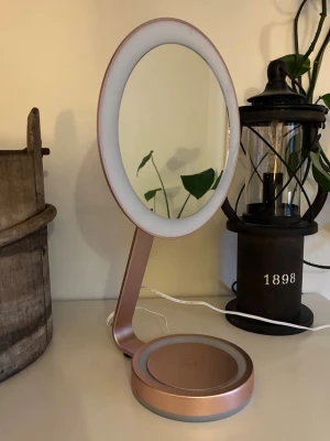 Babyliss ultra slim beauty mirror - Nypris >1200:- men blir tyvärr inte använd då jag inte har ett kontaktuttag i badrummet. Spegeln har 3 olika ljusstyrkor. Den mindre spegeln som fanns med saknas. Touch-delen är magnetisk så man kan använda vilken mindre spegel som helst som är av metall. Sök gärna på titeln för att läsa mer om spegeln. Lite missfärgning på foten men går kanske att få bort med nåt medel. 