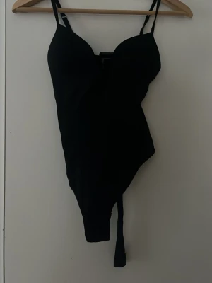 Svart body från H&M - Virala hm bodyn. Storlek xs.💗