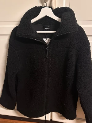Helt ny svaft teddyjacka från Gina i storlek XXS  - Säljer den här helt nya och oanvända jackan i svart säljer pågrund av att jag glömde lämna tillbaka❤️