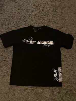 Vlone tshirt - En riksfet v-lone tshirt med skön unik popsmoke design, den är i bra skick och i storlek s. Använd bara ett fåtal gånger! Kom dm för mer info och intresse 👍🔥