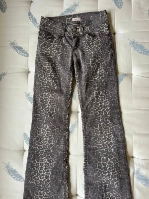 Lågmidjade jeans - Lågmidjade leopard jeans från Nelly💞🫰🏻 Storlek 32, inte använda så många gånger pga för långa, men dem har gått sönder lite längst ner vid benet, se på bild, men det syns/märks inte när man har dem på🫰🏻💞