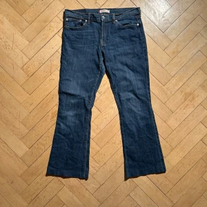 Levi’s bootcut jeans - Levi’s 10529 bootcut jeans Vid köp av fler produkter erbjuds bättre pris. Skriv vid ytterligare frågor eller funderingar🤝 Storlek: 34/32. Mått: Längd 98 cm. Midja 45 cm. Lår: 27 cm. Knä: 21 cm. Benöppning: 23,5 cm.