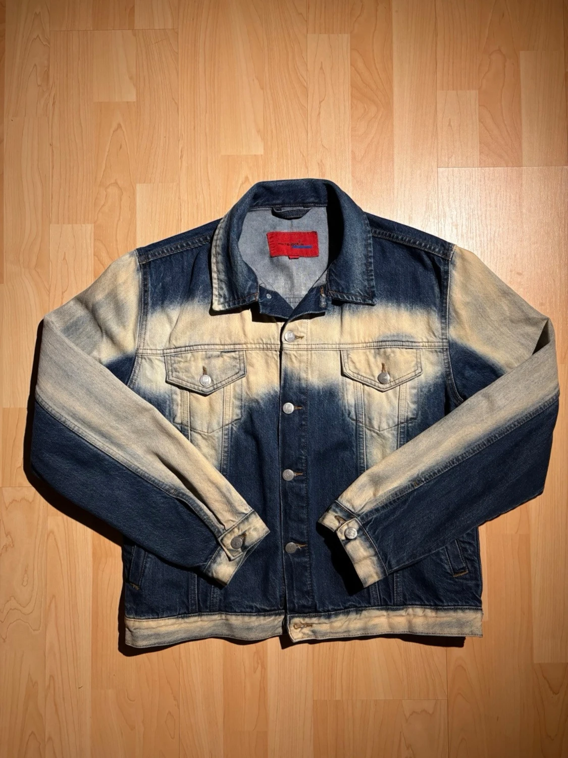 Tvåtonad jeansjacka med blekt effekt