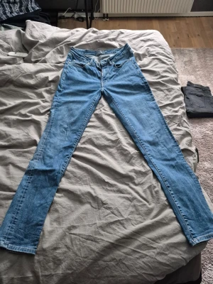 Blå jeans herr - Hej, säljer nu mina jeans då de inte passar längre. Se storlek på bilden:) /Elliot