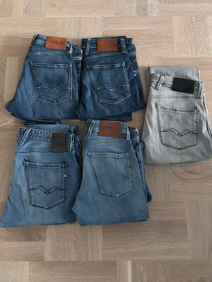 Replay anbass jeans  - Replay anbass jeans i sjukt bra skick. W28, W31 x2, W33, W34. 450-600kr st. Alla för 2000, prefekt för resellers! Hör av er för funderingar! 