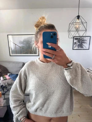 Beige stickad tröja från Gina Tricot - Beige/ljusgrå tröja från Gina! Kort modell, storlek xl men skulle säga att den passar S-L!