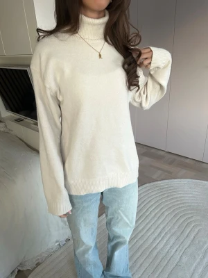 Vit polotröja i stickat material - Säljer en supper fin stickad polo tröja i storlek xs🩷