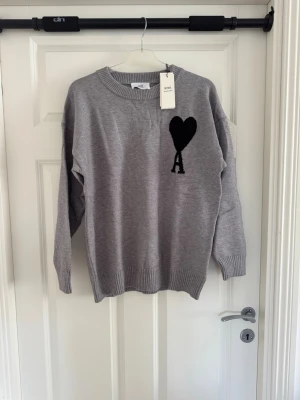 Ami Paris Tröja  - Mycket trevlig Tröja från Ami Paris, nyskick. Snabb frakt 🚚 