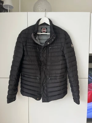 Svart pufferjacka från Colmar - Snygg Colmar jacka som är perfekt inför våren. Säljer pga att den är för liten. Passar någon som är ca 180 cm lång. Hör av er vid intresse kan gå ner i pris vid en snabb affär!