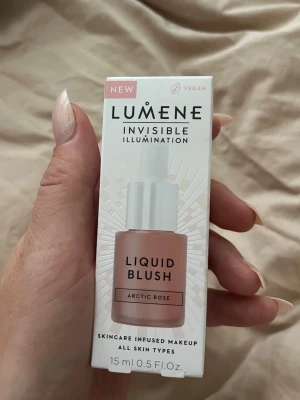 Lumene Liquid Blush Arctic Rose - Flytande rouge från Lumene i nyansen Arctic Rose. Kommer i en smidig flaska med pipett och ger en naturlig rosig ton till kinderna. Vegansk formula och passar alla hudtyper. Förpackningen innehåller 15 ml.