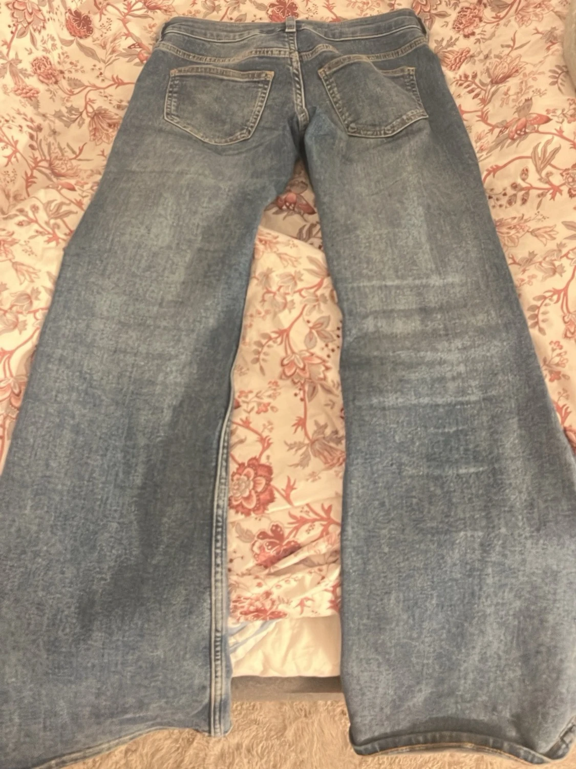 Blåa utsvängda jeans - 1