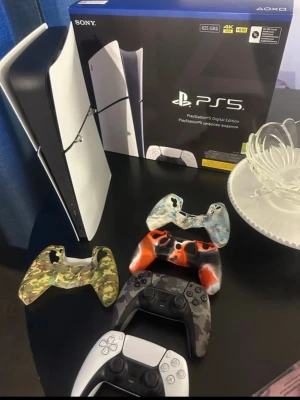 Sony PlayStation 5 Digital Edition 1 TB - PS5 Slim Digital Edition säljes i mycket fint skick. Konsolen är knappt 1 år gammal och fick den via ett Tele2-erbjudande. Den är sparsamt använd, fungerar felfritt och har inga repor eller skador.  Det ingår två handkontroller som båda är helt utan stick drift och fungerar perfekt. Tre skal till kontrollerna medföljer också.  Originalkartongen finns kvar och alla tillbehör ingår, såsom strömkabel, HDMI-kabel och laddkabel till handkontrollerna.   🤍 4000kr vill jag ha Revolut! 🤍