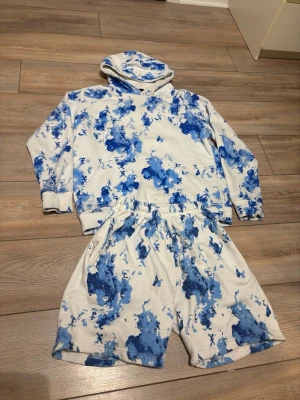 Blåvitt set med hoodie och shorts - tjena fortfolk!! Säljer denna vackra settet perfekt runr sommaren. Då sommaren är runt hörnet😉