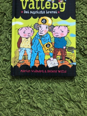 Valleby: Det mystiska brevet - En färgglad barnbok med hårda pärmar, skriven av Martin Widmark och illustrerad av Helena Willis. Boken har tecknade figurer på omslaget och handlar om ett mystiskt brev i Valleby. Perfekt för dig som gillar spännande och roliga berättelser.