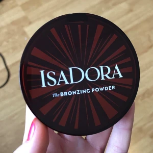 Isadora Bronzing Powder — Beach Tan - Isadoras Bronzing Powder i ’Beach Tan’ shade. Kommer med en spegel. Väldigt populär bronzer, säljer då den inte passade mig helt i färgen. — !! Endast swatchad !! Annars helt oanvänd. — Skriv för frågor/prisförslag :D