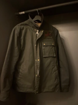 Barbour jacka - Barbour Steve McQueen vadderad bomberjacka för män i utmärkt skick, mörkgrön färg med mörkbrun manchesterkrage. Ny pris är ungefär 5000, mitt pris 3250😮‍💨, pris kan alltid diskuteras o hör av er vid frågor