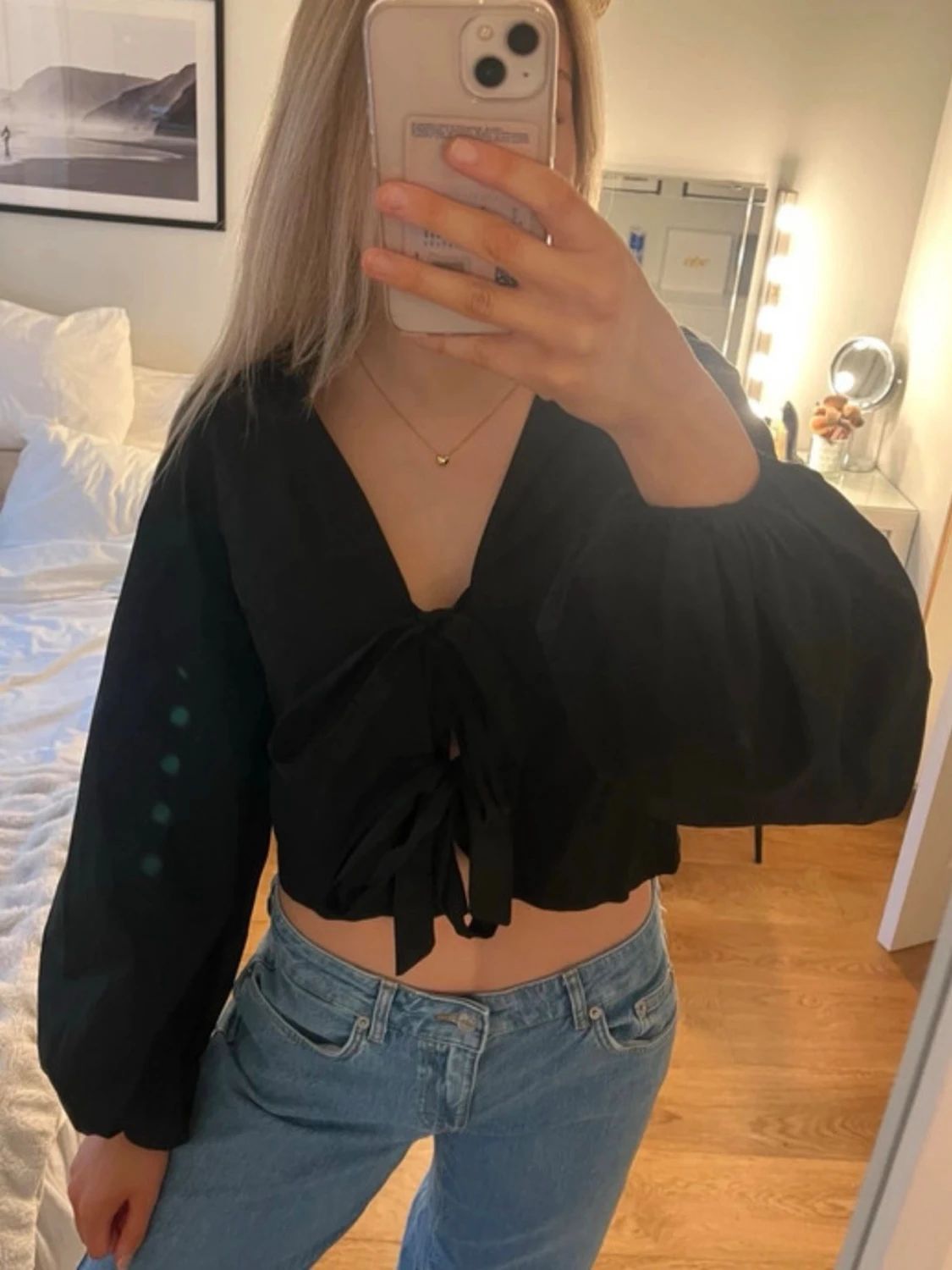 Svart blus med knyten