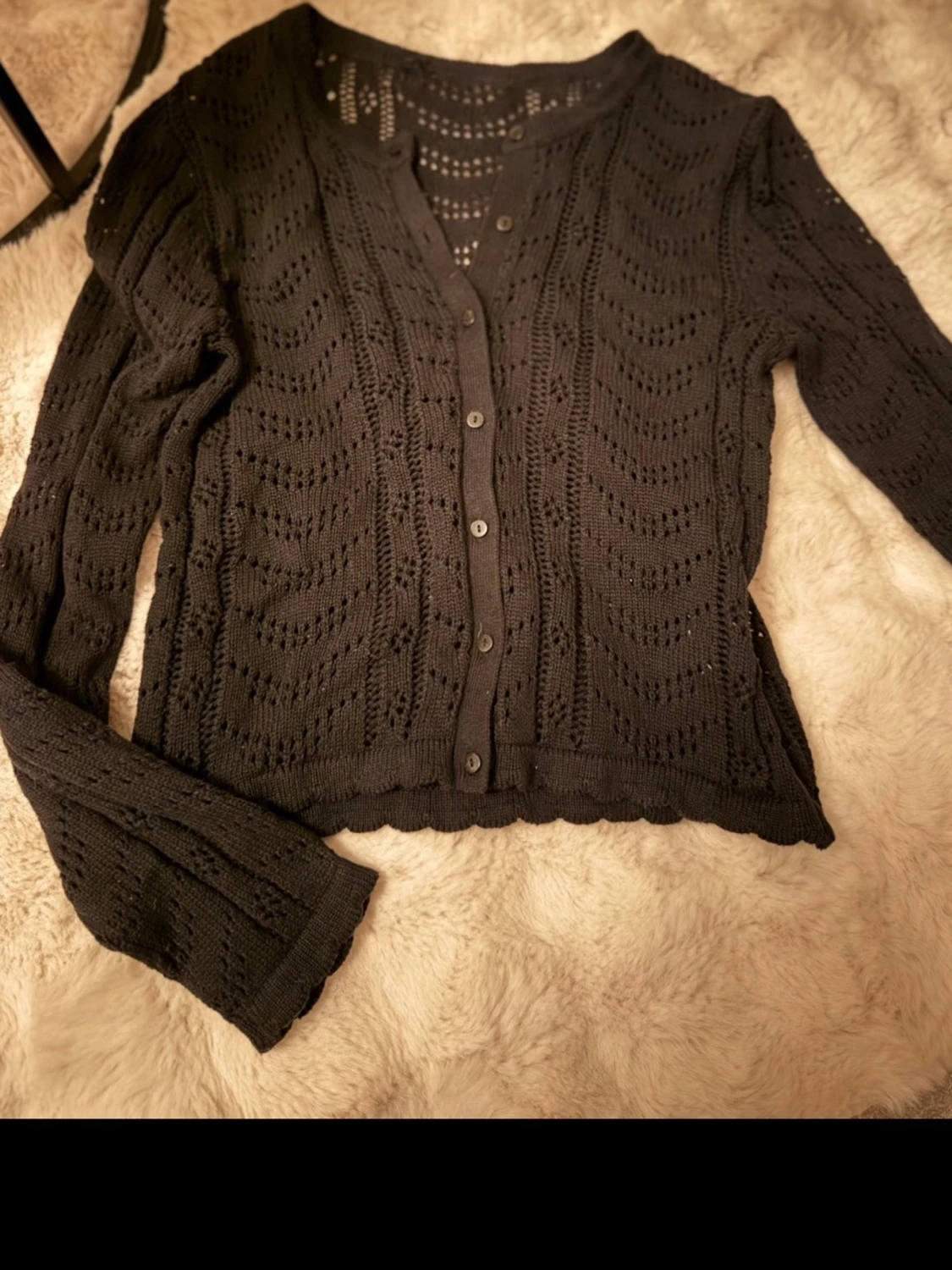Svart virkad kofta med knappar - 1