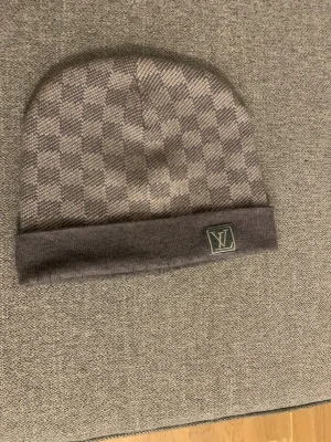 L  v mössa - Grå L v mössa 