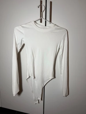 Vit långärmad body från Zara - Vit långärmad body från Zara använd endast en gång.