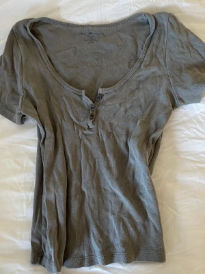 Brandy Melville top - En söt brandy melville top med gulliga knappar på bröstet 💓🫶🏻