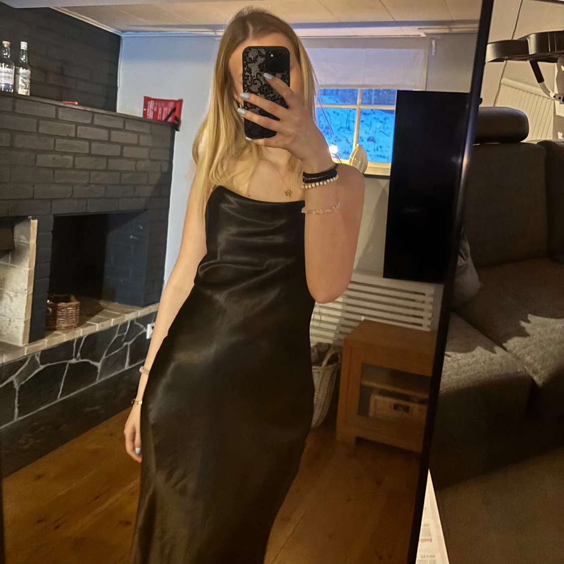 Svart långklänning i satin - 1