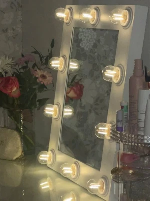 Clas Ohlson smink spegel - Jag säljer den här sminkspegel från Clas Ohlson. Nypris är 599 och jag säljer för 300 kronor! Jag kan mötas upp. Skriv om du är intresserad!✨