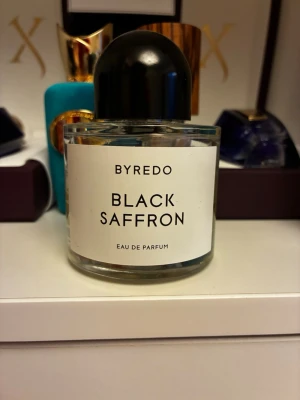 Byredo Black Saffron Eau de Parfum - Byredo Black Saffron Eau de Parfum. Ursprungligen 100mm uppskattar 40-45ml kvar. 
