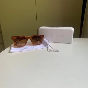 Bruna CHIMI solglasögon i retrostil - Säljer ett par snygga solglasögon från CHIMI i  färgen Havana. Modellen är 04, de har en klassisk, lite kantig retroform och kommer med originalfodral och putsduk. Perfekta accessoaren för att lyfta din outfit i sommar.💕