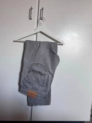 J&J Chris denim grey - Säljer ett par klassiska grå J&J jeans med raka ben och femficksmodell. Jeansen har en snygg vintage-look och är tillverkade i slitstark bomull. Perfekta för dig som gillar en avslappnad och tidlös stil.