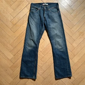 Levi's 512 bootcut - Vid köp av fler produkter erbjuds bättre pris. Skriv vid ytterligare frågor eller funderingar🤝 Storlek: 30/32. Mått: Längd 103 cm. Midja 38 cm.