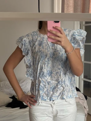 Blommig blus  - Så fin topp med blommor. Aldrig använd 