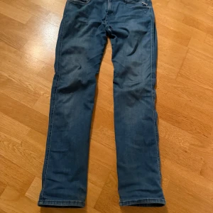 Replay anbass slim jeans - Replay anbass jeans storlek w30 l32. Bra skick förutom ett litet hål ungefär mellan benen därav priset men går säkert att laga själv eller hos skräddare så har men riktigt bra jeans. Nypris ca 1700kr