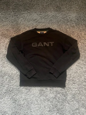 Svart sweatshirt från GANT - Svart sweatshirt från GANT i storlek 176cm, säljs för 60kr!