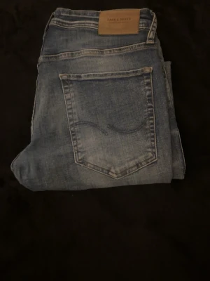 Jeans från Jack and Jones - Riktigt feta jeans från Jack and Jones, sitter lite som replay anbass lite tightare som då är lite schysstare😜 snygga som fon och otroligt grisch, storlek 36/34!