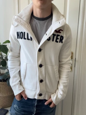 Hollister hoodie / cardigan, - Hollister hoodie / cardigan, Inga defekter! Modellen i bilderna är 180 cm 75 kg och bär Storlek M , Kom med frågor! 🌟 (Kan gå ned i pris vid köp av paket 😉) 