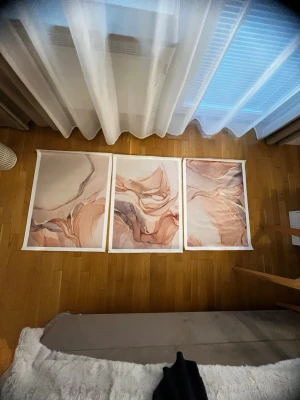 Abstrakta tavlor i beige och guld - Säljer 3 canvastavlor i modern nordisk stil med mjuka beige, bruna och guldtoner. Abstrakt motiv. Helt nya och oanvända. Storlek 50x70 cm per tavla.