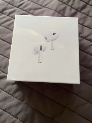 Apple AirPods Pro 2 USB-C - Säljer ett par Apple AirPods Pro (2nd generation) med MagSafe-laddningsetui och USB-C. De är vita, trådlösa in-ear hörlurar med stilren design och silikonproppar för bra passform. Perfekta för musik, samtal och brusreducering.