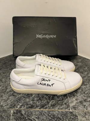 Saint Laurent skor - Vita Saint Laurent skor. Helt nya. Kom privat för flera frågor.