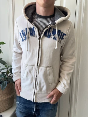 Abercrombie and fitch cardigan  - Abercrombie and fitch cardigan - ganska tjock och lång i modellen. Himla snygg! Inga defekter! Modellen i bilderna är 180 cm 75 kg och bär Storlek S , Kom med frågor! 🌟 (Kan gå ned i pris vid köp av paket 😉) 